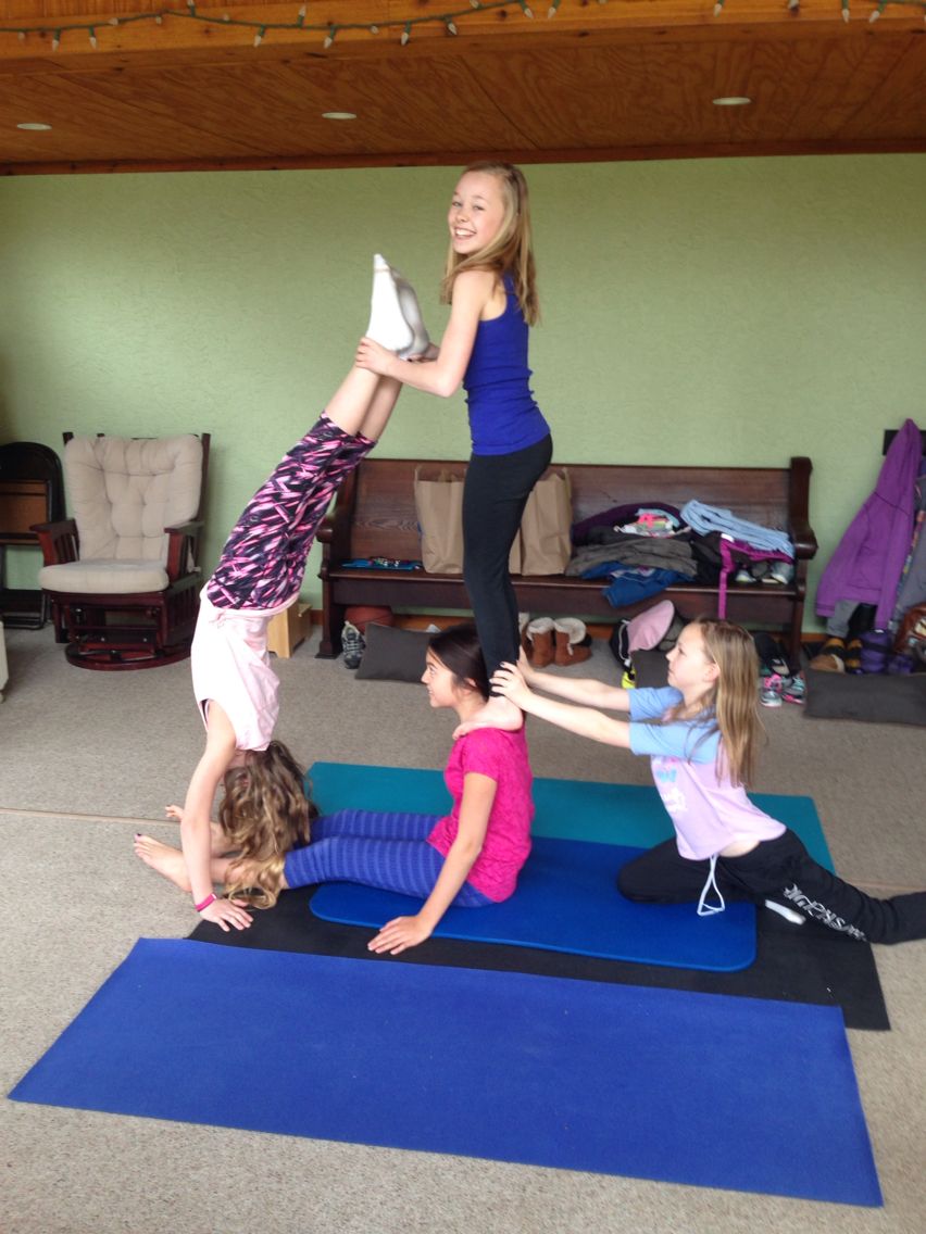 Group of four people performs basic exercises from yoga. European girls  doing weight loss exercises. Concept of group sports, exercises to restore  physical form. Photos | Adobe Stock