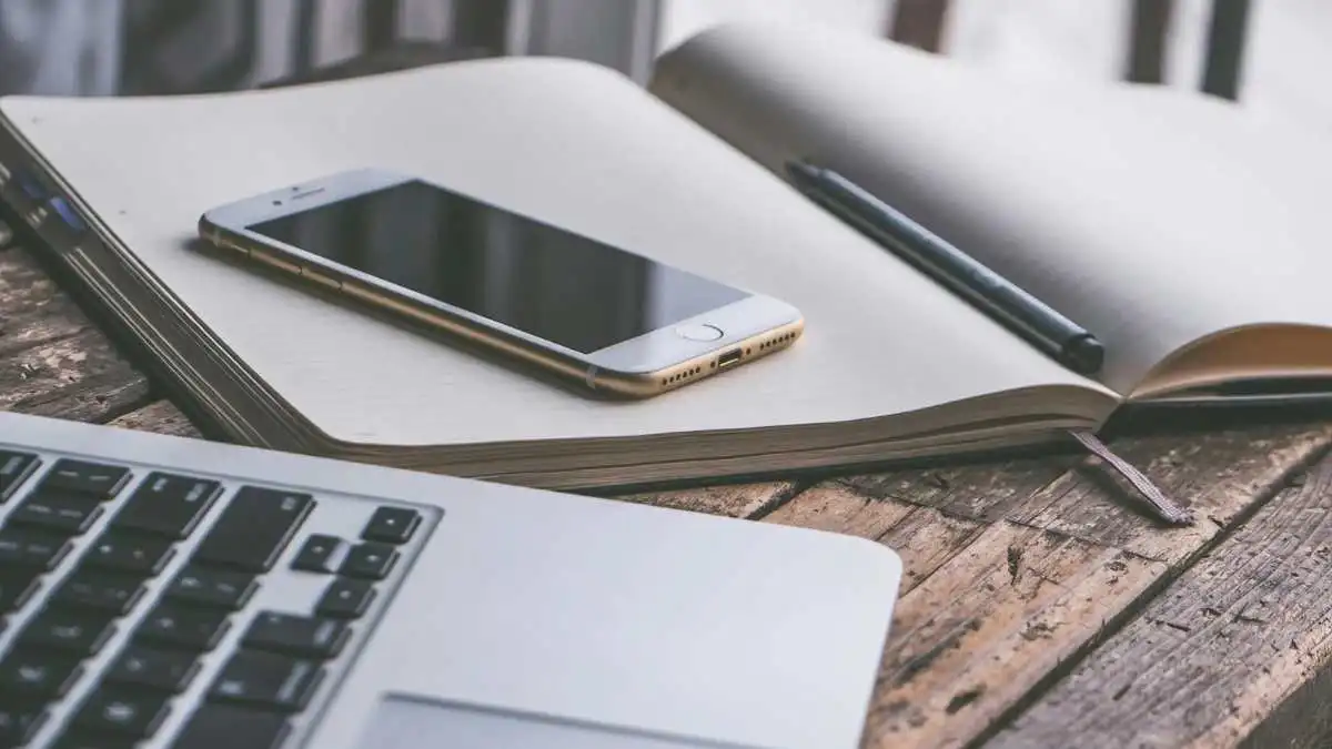 Why Instant Communication Is Winning in 2025